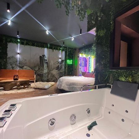 לינה וארוחת בוקר מרקש Jungle Au Centre De Marrakech Avec Jacuzzi ! מראה חיצוני תמונה